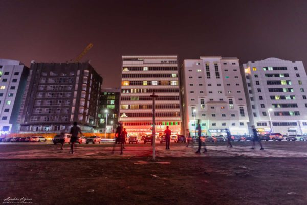 Eikona-1_inscience-o-astikos-xoros-os-pedio-simperiforon_st.jpg Απόστολος Κυριαζής / Αυτοσχέδιο παιχνίδι βόλεϊ από παρέα Ινδών και Μπανγκλαντεσιανών στη συνοικία Shabiya, Άμπου Ντάμπι, Δεκέμβριος 2018.