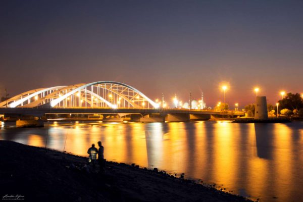 Eikona-2_inscience-o-astikos-xoros-os-pedio-simperiforon_st Απόστολος Κυριαζής / Ερασιτέχνες ψαράδες στη γέφυρα Maqta’a. Πρόκειται για ένα υπέροχο και ιστορικά μοναδικό σημείο της πόλης, το παλιό πέρασμα από την ενδοχώρα προς το νησί του Άμπου Ντάμπι. Σήμερα, οριοθετημένο από δύο γέφυρες αυτοκινητοδρόμων, αποτελεί πόλο έλξης για ψαράδες αλλά και για νεαρά ζευγάρια