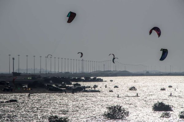 Eikona-4_inscience-o-astikos-xoros-os-pedio-simperiforon_st.jpg Απόστολος Κυριαζής / Η ακτή “Kite Beach” στο νησί Yas, δίπλα στον αυτοκινητόδρομο που συνδέει το Yas με το νησί Saadiyat. Τα απογεύματα η ακτή γέμιζε από ερασιτέχνες αθλητές kite surfing, που εκμεταλλεύονταν τις ιδιαίτερα ευνοϊκές συνθήκες. Το 2019, δύο επιχειρηματίες έφραξαν την πρόσβαση στην ακτή χτίζοντας αντίστοιχα κτίρια για ενοικίαση εξοπλισμού θαλάσσιων αθλημάτων και καφέ. ‘Έκτοτε, η παραλία εγκαταλείφθηκε από τους αθλητές.