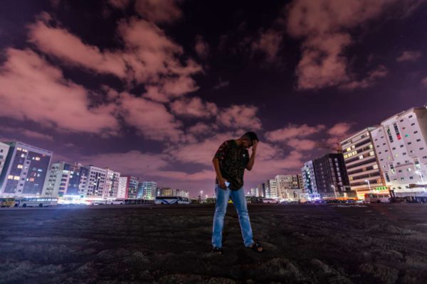 Eikona-5_inscience-o-astikos-xoros-os-pedio-simperiforon_st.jpg Απόστολος Κυριαζής / Ένας νέος από την Παλαιστίνη ποζάρει αυθόρμητα μπροστά στον φακό, όταν αντιλαμβάνεται την ύπαρξη της φωτογραφικής μηχανής σε αυτόν τον κενό αστικό χώρο, στην περιοχή Shabiya.